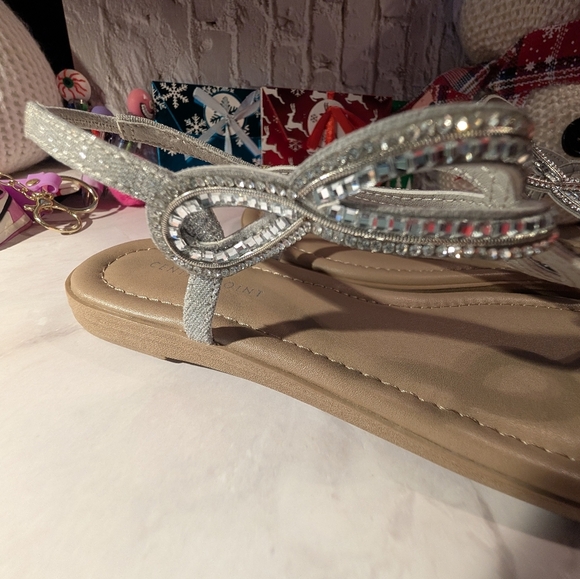 NIB Size 8 Elegant Silver Women's Sandals - Picture 5 of 6